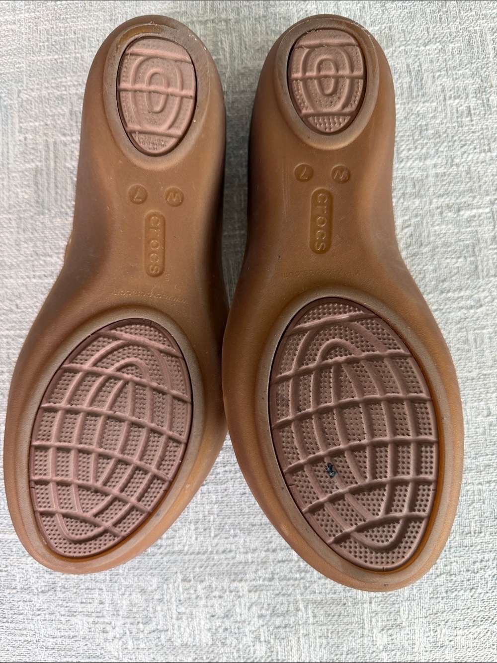 Crocs Womens Isabella Mini Wedge Sandals Size 7 Gold Sparkle Strappy Jelly - Picture 4 of 9